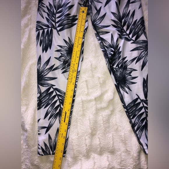 Betsy Johnson performance Leggings.  White with pretty black palm print sz- L - Picture 6 of 8